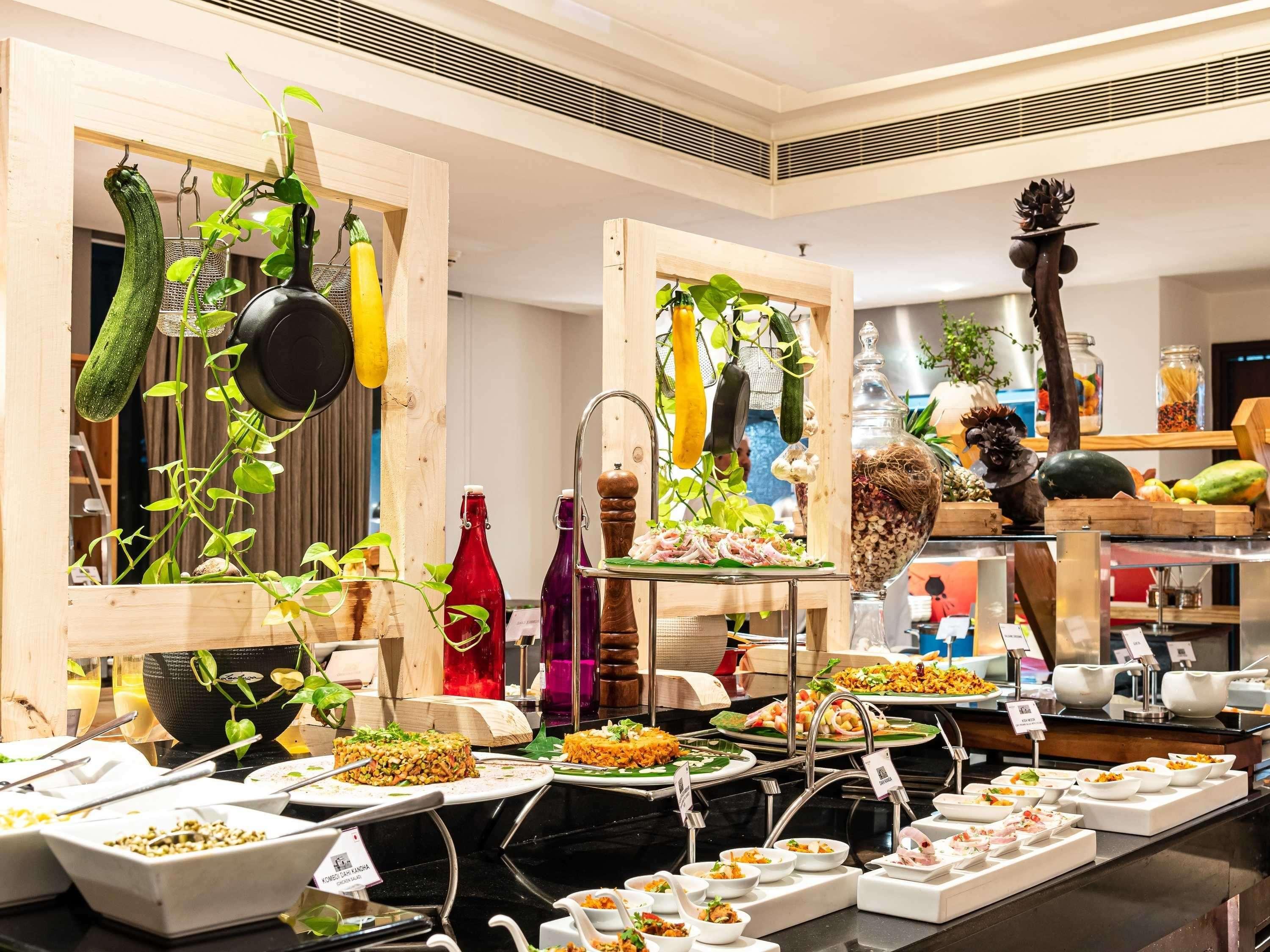 머큐어 하이데라바드 Kcp - 아코르호텔 브랜드 외부 사진 A buffet at a hotel