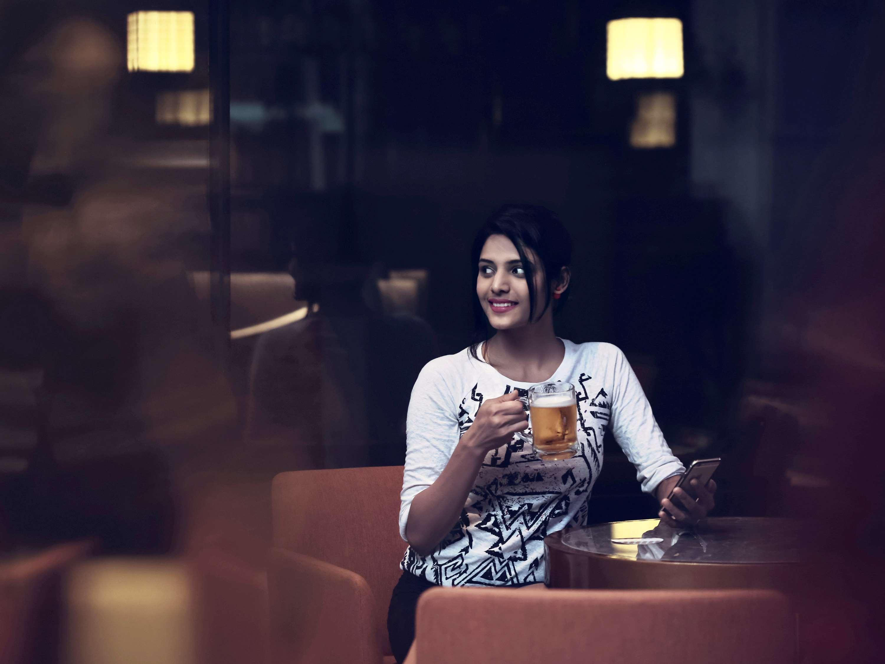 머큐어 하이데라바드 Kcp - 아코르호텔 브랜드 외부 사진 A woman drinking beer