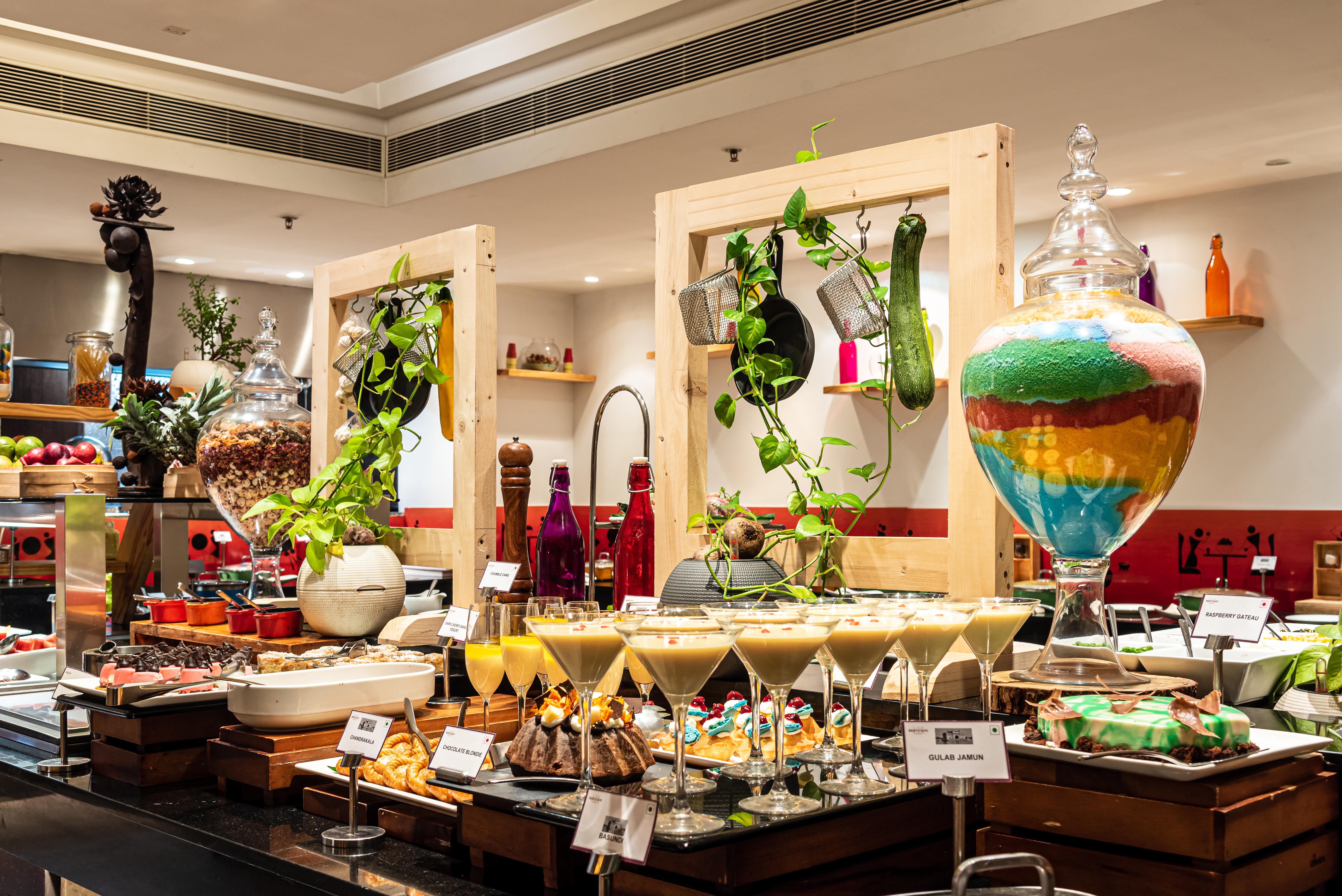 머큐어 하이데라바드 Kcp - 아코르호텔 브랜드 외부 사진 A dessert buffet at a hotel in India