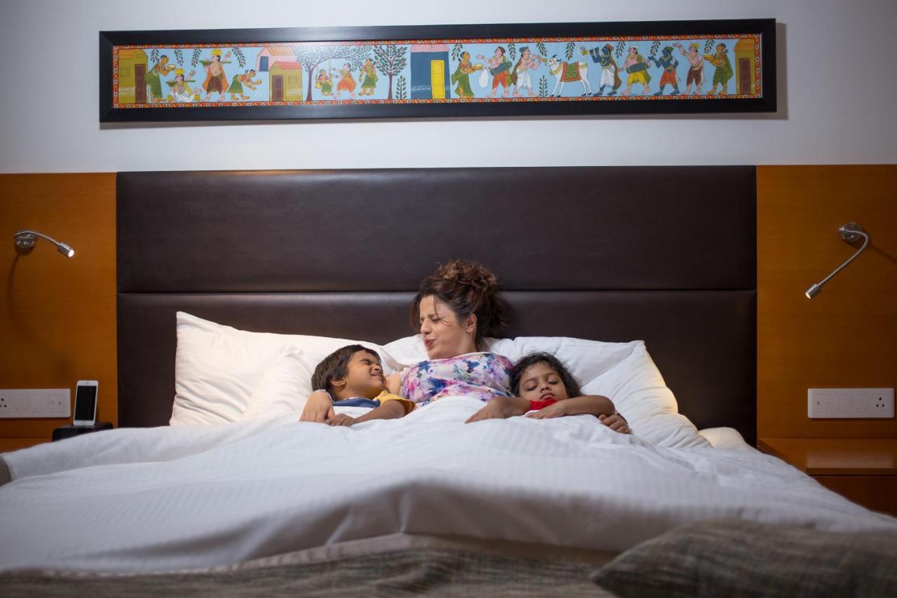 머큐어 하이데라바드 Kcp - 아코르호텔 브랜드 외부 사진 A mother and her two children in a hotel room